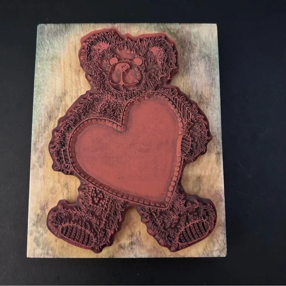 Wood mount Teddy bear with heart rubber stamp - Picture 2 of 3